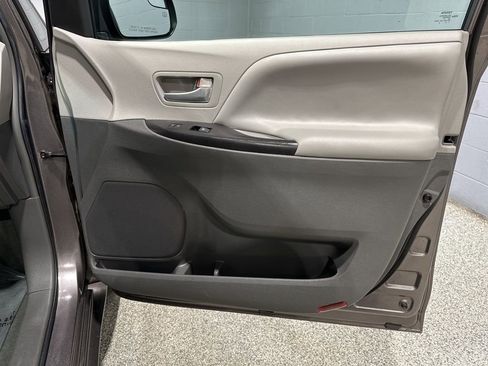 Used 2015 Toyota Sienna LE image 15