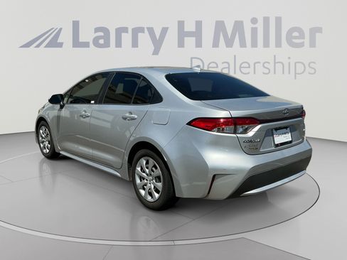 Used 2020 Toyota Corolla LE w/ Carpet Mat Package (TMS) FWD image 3