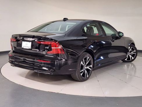 Used 2024 Volvo S60 B5 Core image 2