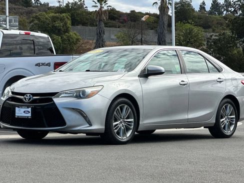 Used 2015 Toyota Camry SE w/ Moonroof Package FWD image 7