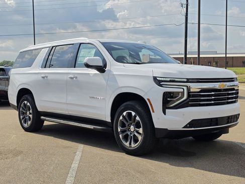 New 2026 Chevrolet Suburban LT image 3