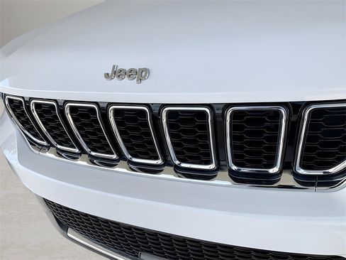 Used 2023 Jeep Grand Cherokee Limited image 2
