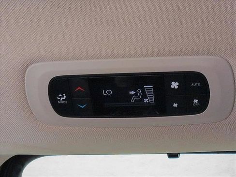 Used 2021 Chrysler Pacifica Touring-L image 16