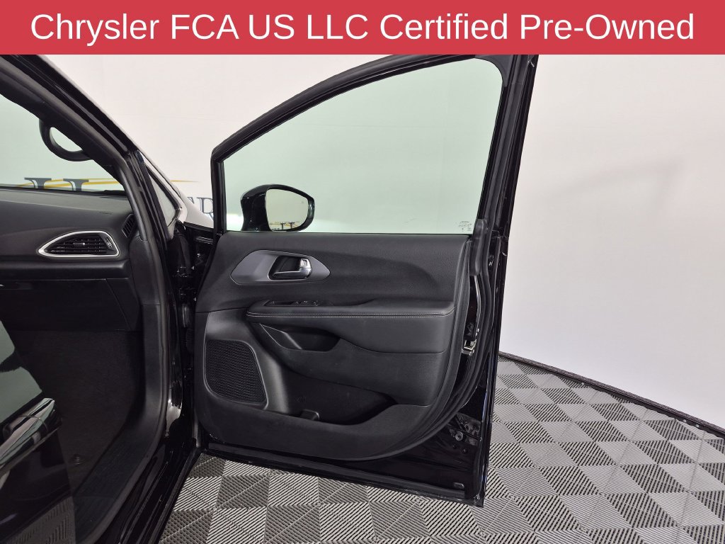 Used 2026 Chrysler Pacifica Select FWD image 33