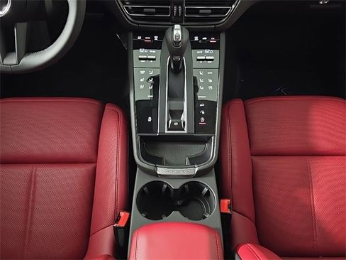 Certified 2025 Porsche Macan image 21