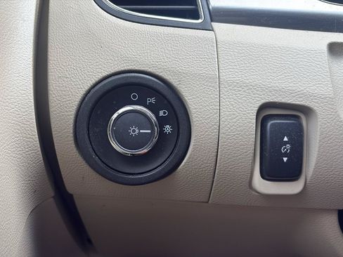 Used 2017 Ford Taurus SEL FWD image 14