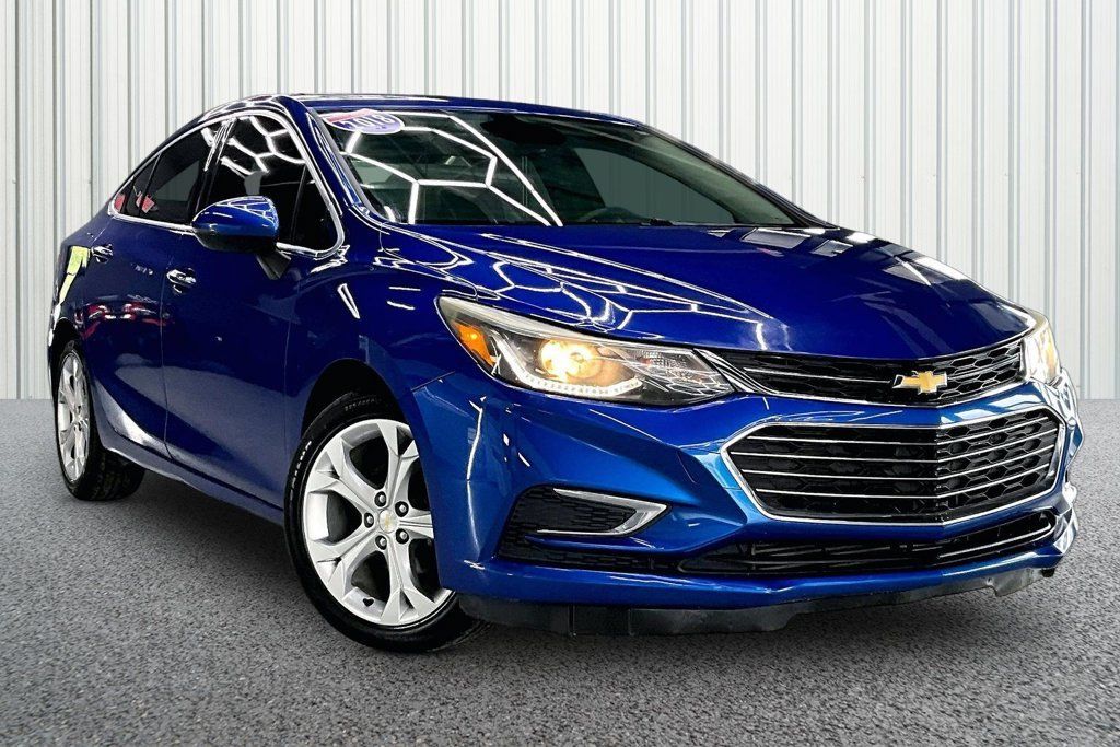 Used 2018 Chevrolet Cruze Premier w/ Enhanced Convenience Package FWD image 1