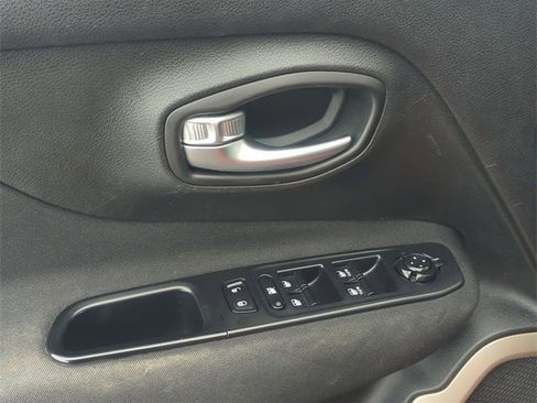 Used 2015 Jeep Renegade Latitude w/ Popular Equipment Group image 13