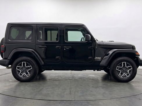 Used 2025 Jeep Wrangler Unlimited Sahara AWD/4WD image 11