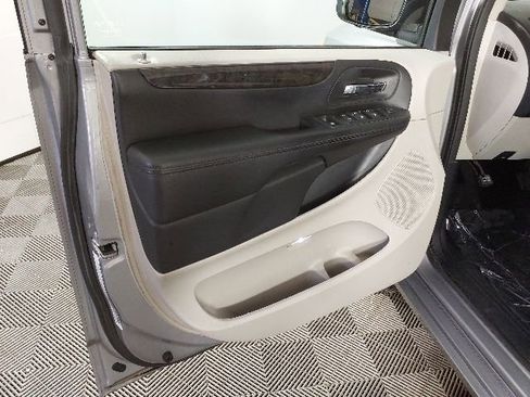 Used 2014 Dodge Grand Caravan SXT w/ UConnect Hands-Free Group FWD image 15