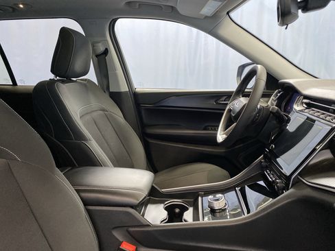 Certified 2024 Jeep Grand Cherokee Laredo X image 39