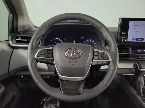 Used 2025 Toyota Sienna XLE FWD image 24
