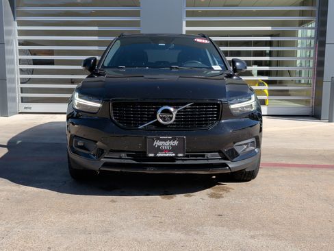 Used 2020 Volvo XC40 T4 R-Design image 3