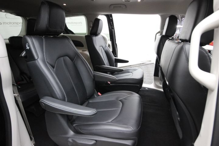 Used 2023 Chrysler Pacifica Touring-L FWD image 28