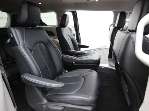 Used 2023 Chrysler Pacifica Touring-L image 28