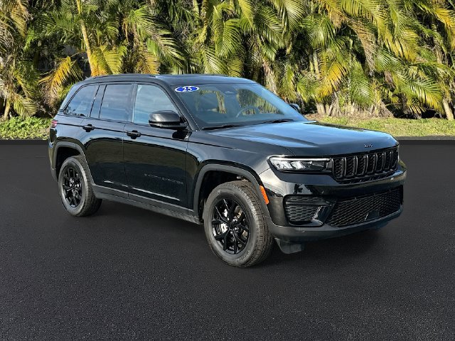 Used 2025 Jeep Grand Cherokee Altitude RWD image 2
