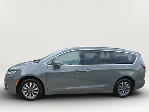 Used 2021 Chrysler Pacifica Touring-L w/ Premium & Safety Sphere Group FWD image 5