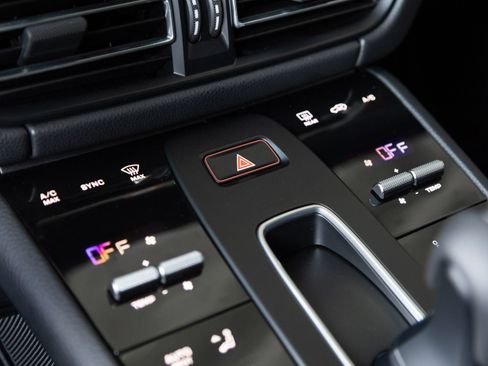 Certified 2026 Porsche Macan AWD/4WD image 25