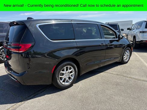 Used 2023 Chrysler Pacifica Touring-L image 3