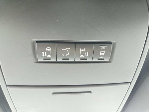 Used 2018 Dodge Grand Caravan SXT FWD image 27