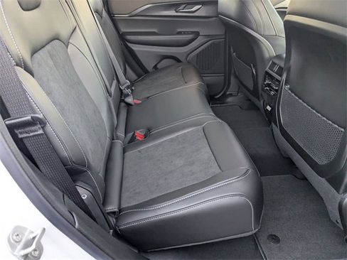 New 2025 Jeep Grand Cherokee Altitude image 28