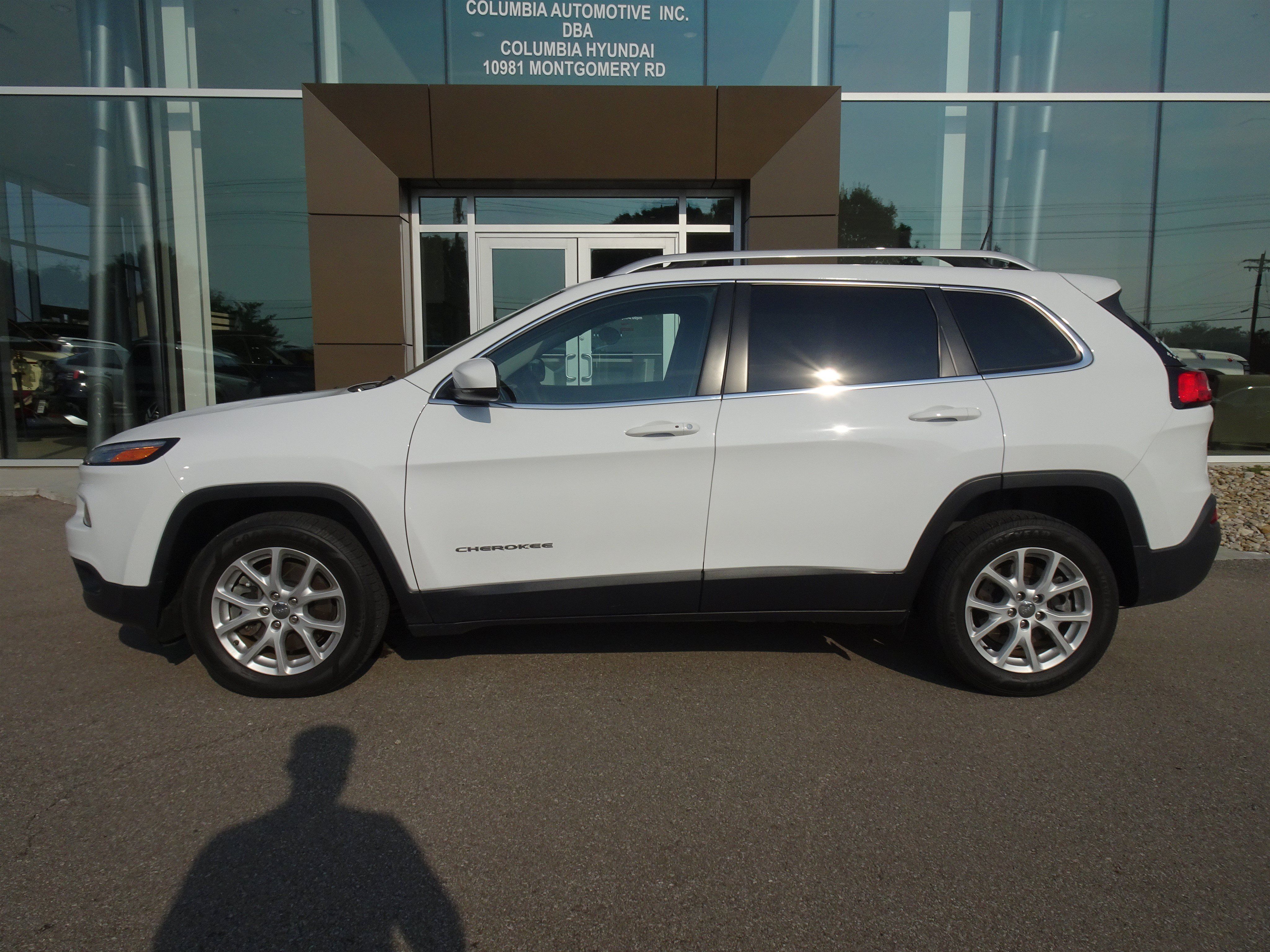 Used 2018 Jeep Cherokee Latitude Plus w/ Comfort/Convenience Group FWD image 2