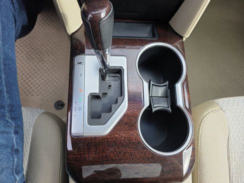 Used 2012 Toyota Camry XLE image 24