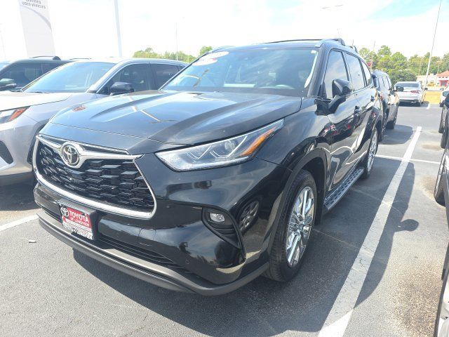 Used 2025 Toyota Highlander Limited FWD image 1
