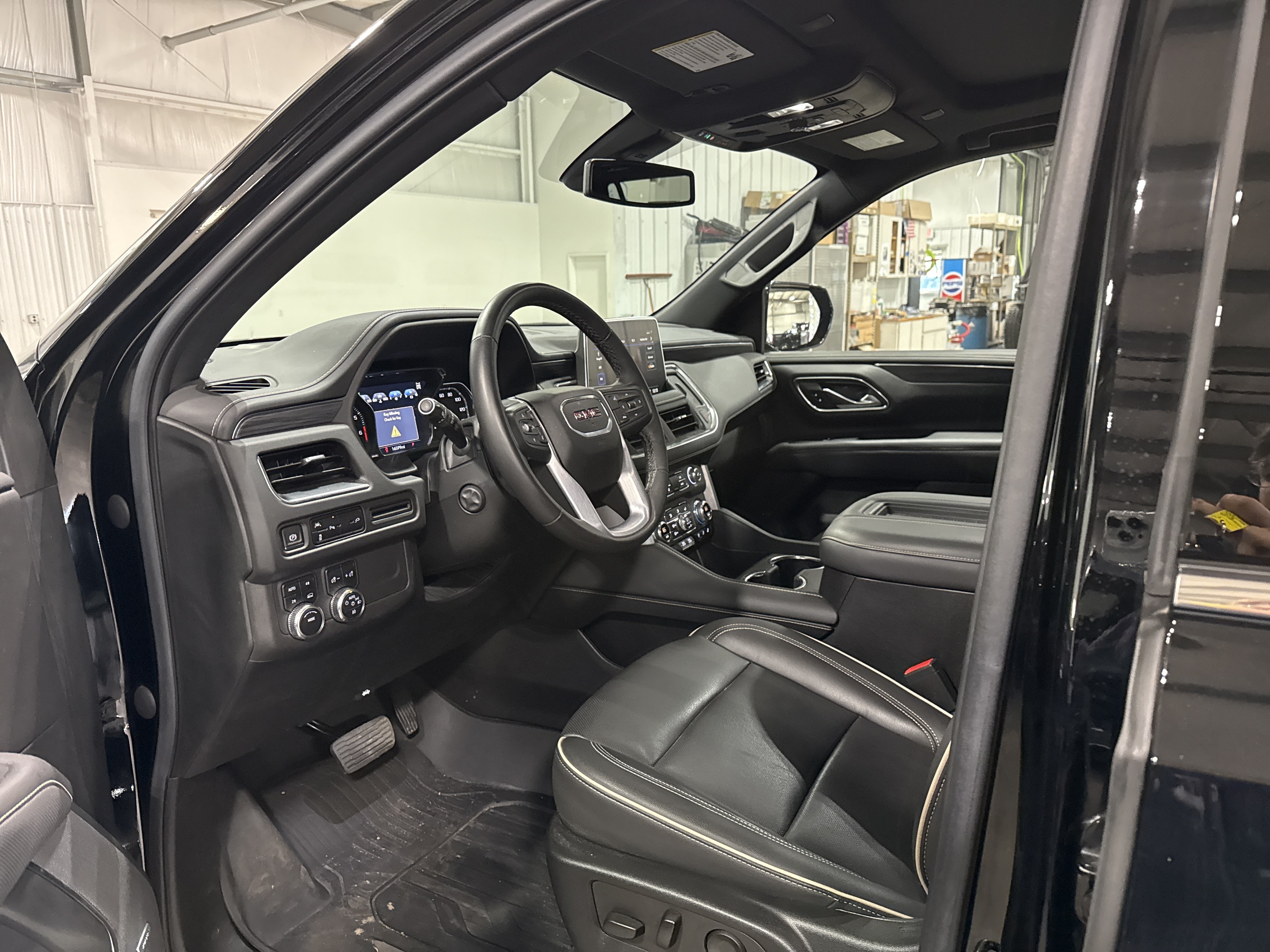 Used 2021 GMC Yukon SLT w/ SLT Premium Package AWD/4WD image 9