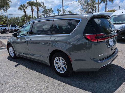Used 2022 Chrysler Pacifica Touring-L FWD image 7