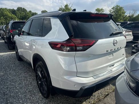Used 2025 Nissan Rogue SL w/ Tech Package FWD image 5