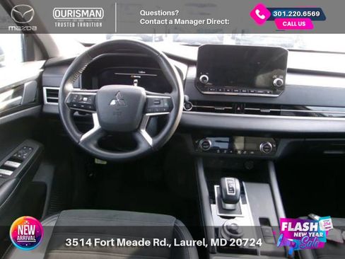 Used 2024 Mitsubishi Outlander SE image 3