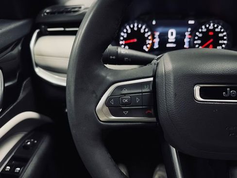 Used 2025 Jeep Compass Limited image 24