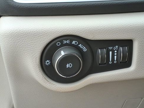 Used 2024 Chrysler Pacifica Touring-L image 20