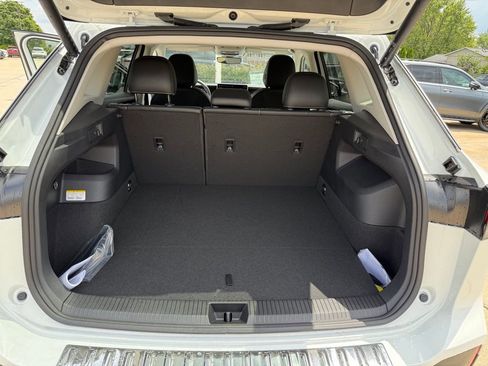 New 2025 Volkswagen Tiguan SE image 18