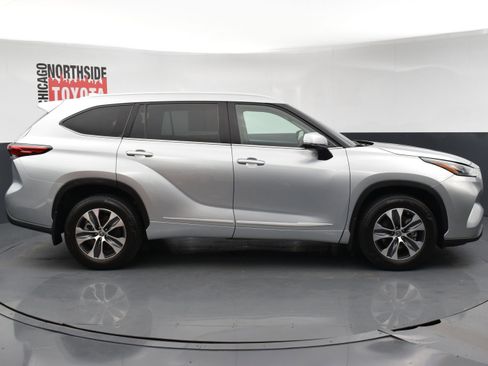 Used 2022 Toyota Highlander XLE AWD/4WD image 5