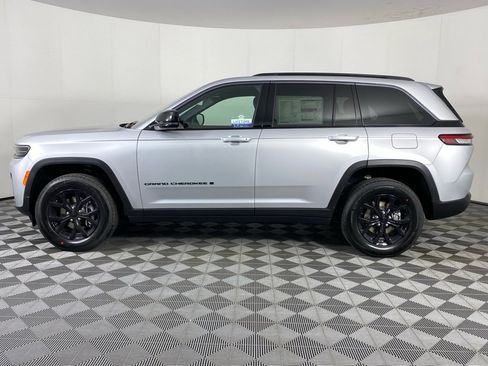 New 2026 Jeep Grand Cherokee Altitude AWD/4WD image 17