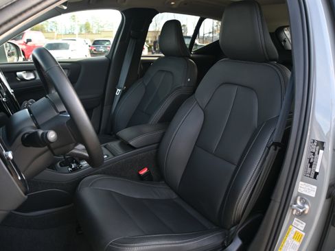 Used 2025 Volvo XC40 B5 Core image 7