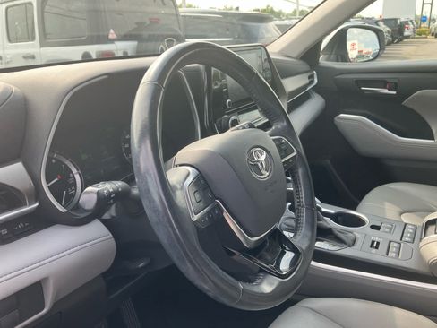 Used 2020 Toyota Highlander XLE AWD/4WD image 9