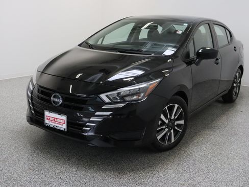 Used 2025 Nissan Versa SV FWD image 2
