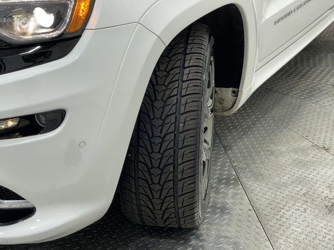 Used 2016 Jeep Grand Cherokee SRT image 36