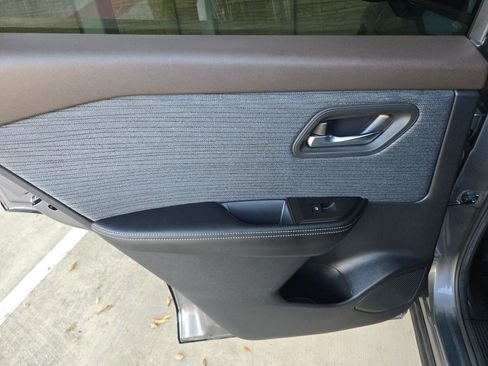 Used 2023 Nissan Rogue SV image 14