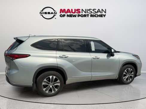 Used 2021 Toyota Highlander XLE AWD/4WD image 17