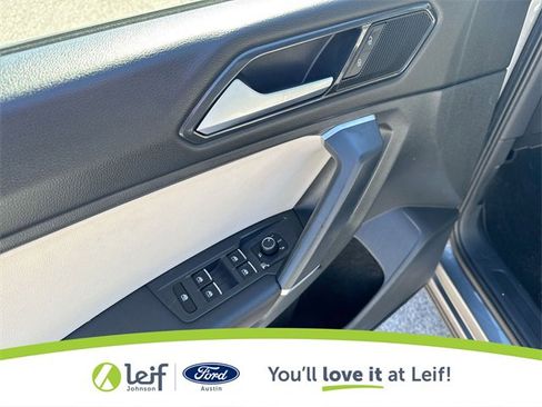 Used 2018 Volkswagen Tiguan SE w/ Panoramic Sunroof Package image 19