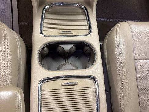 Used 2014 Chrysler Town & Country Touring-L w/ Driver Convenience Group FWD image 13