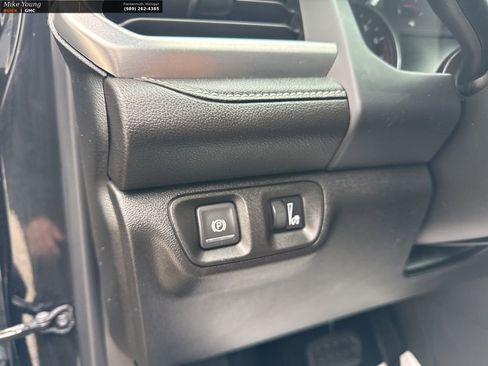 Used 2023 GMC Acadia SLE FWD image 17