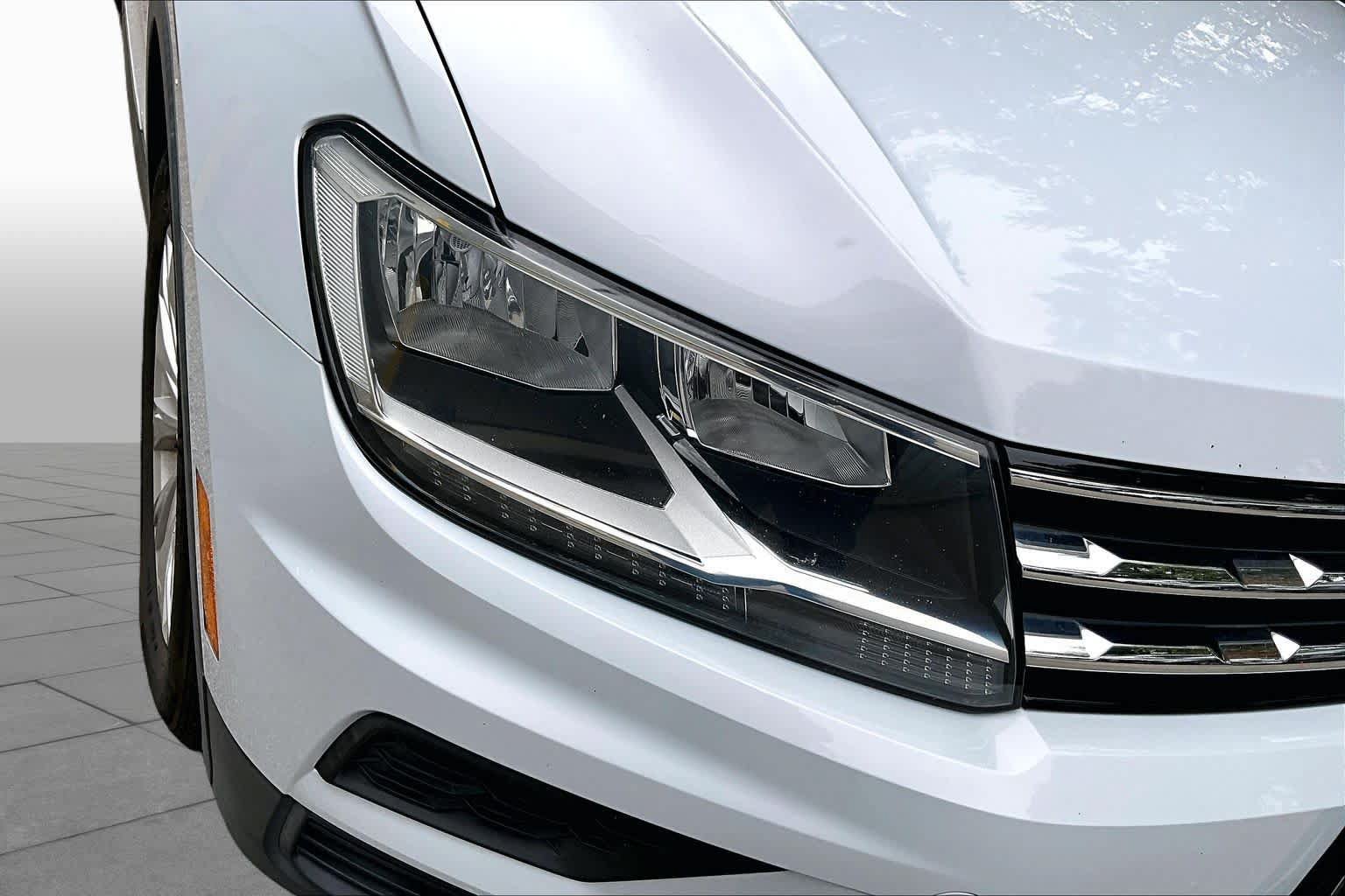 Used 2018 Volkswagen Tiguan SE w/ Panoramic Sunroof Package AWD/4WD image 26