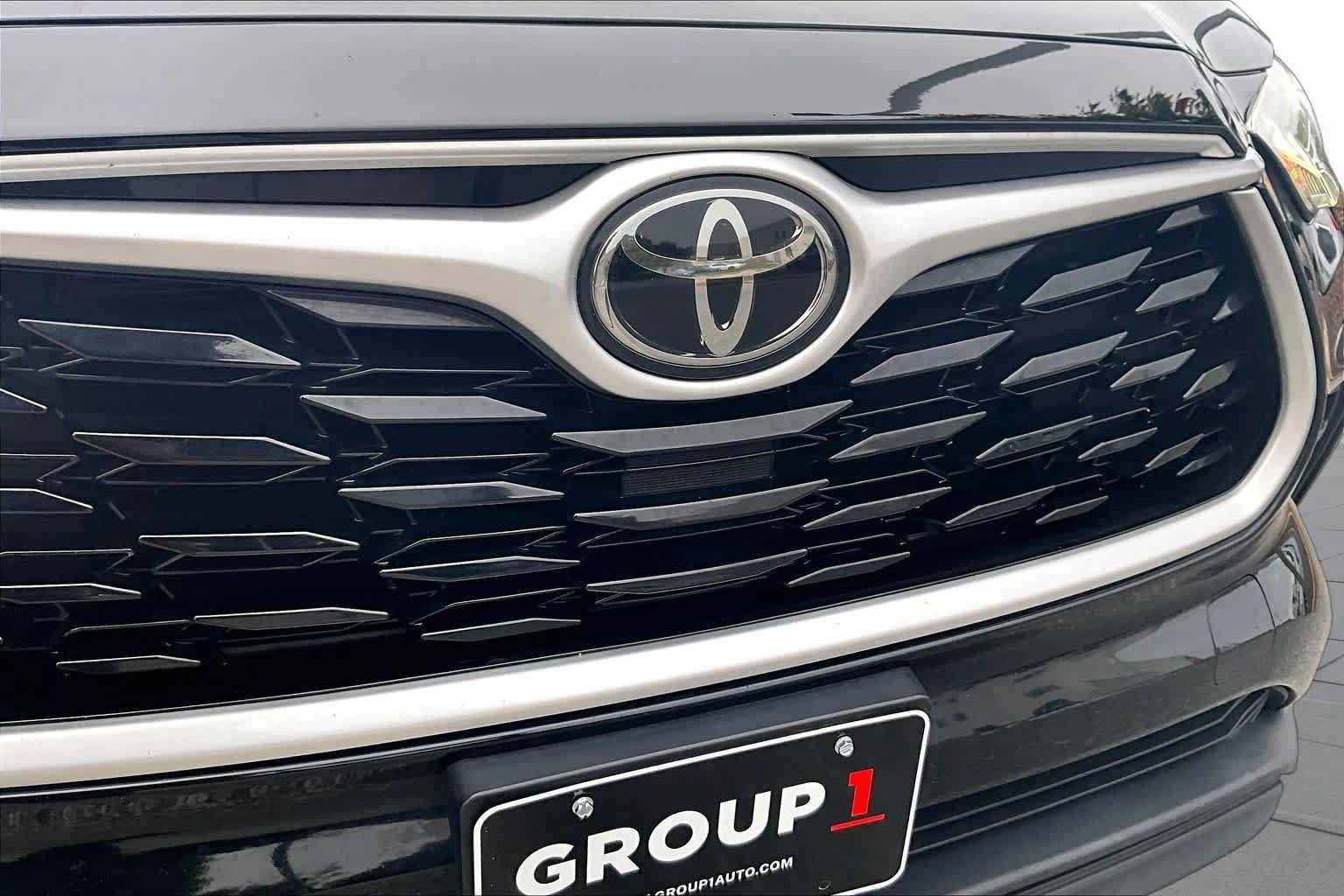 Used 2021 Toyota Highlander XLE AWD/4WD image 30