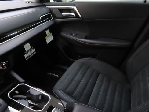 New 2025 Mitsubishi Outlander SE image 19