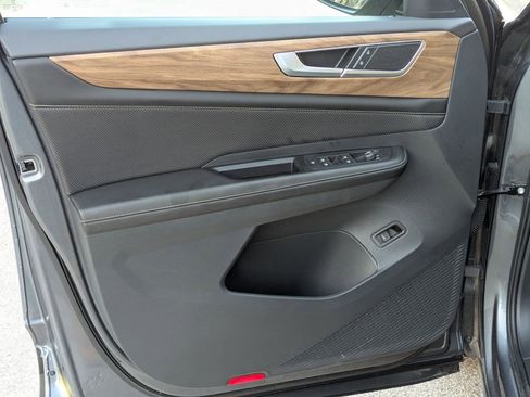 Used 2025 Volkswagen Atlas SE FWD image 11